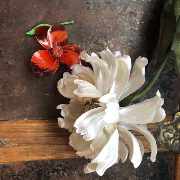 Vintage Enamel Flower Brooch. - Picture 3 of 5